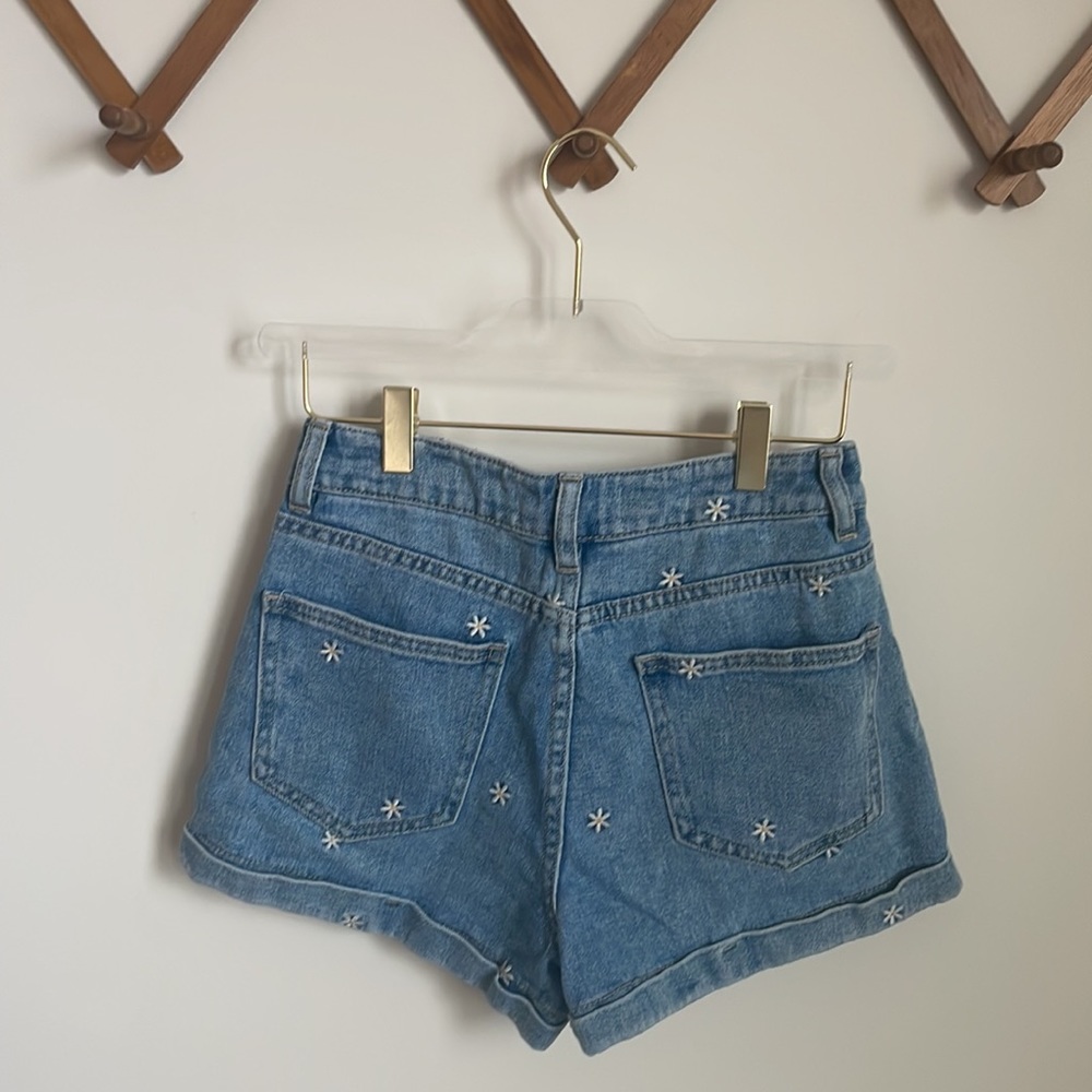 PacSun Light Wash Denim Raining Daisy Embroidered Mom Shorts (Size 24) - Picture 3 of 4